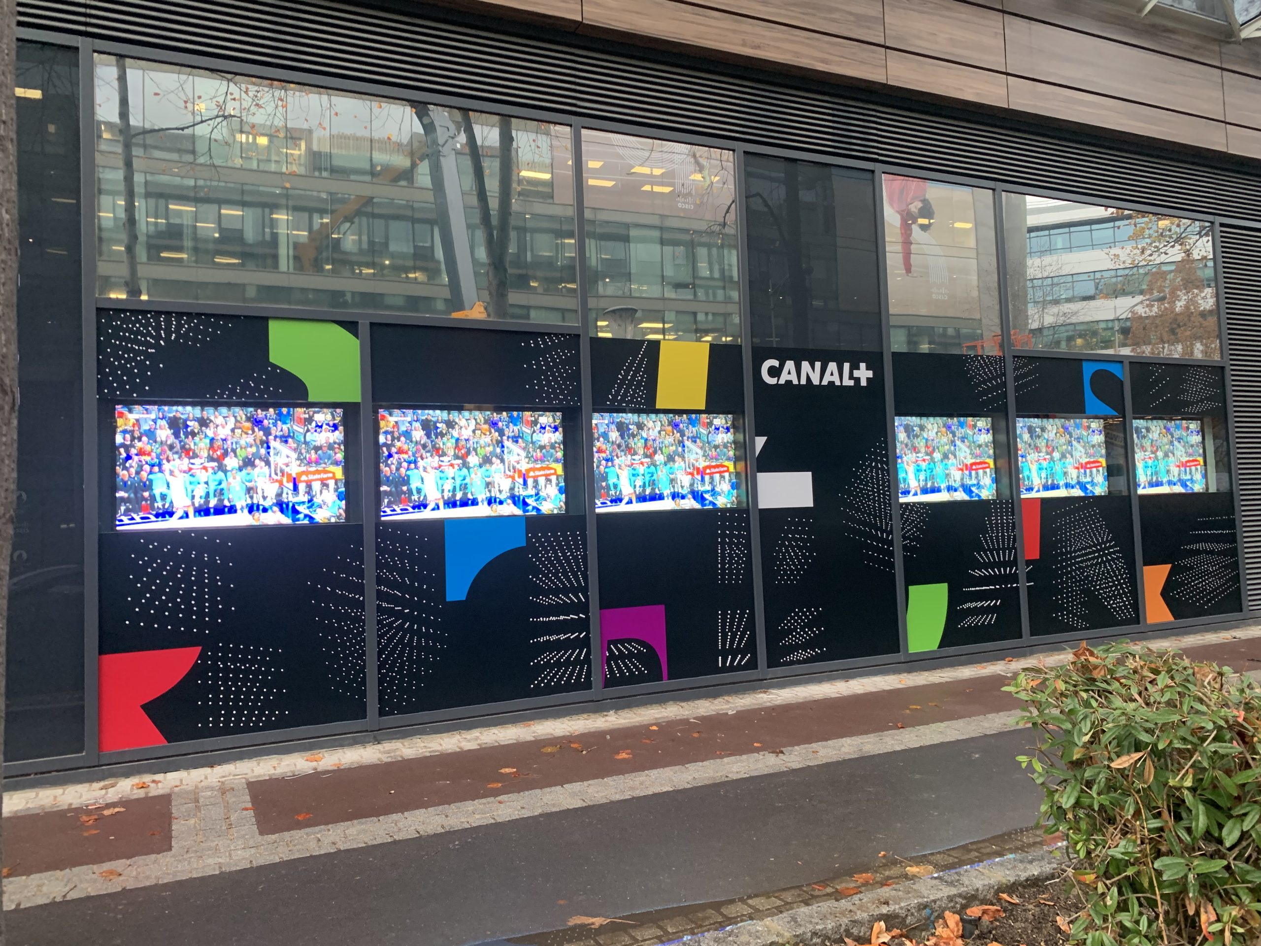 Les habits de Canal Plus, en décrypté, côté rue…